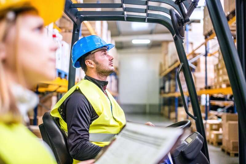 Operarios coordinan la logística en el almacén de su eCommerce
