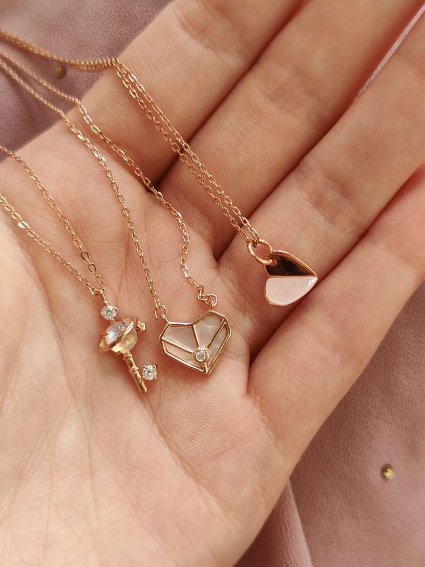 Chica que ha comprado online joyas en un ecommerce