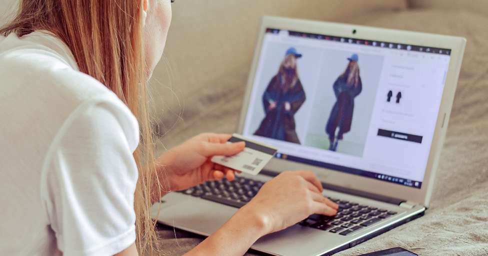 mujer haciendo compra online consultando la ficha de un producto
