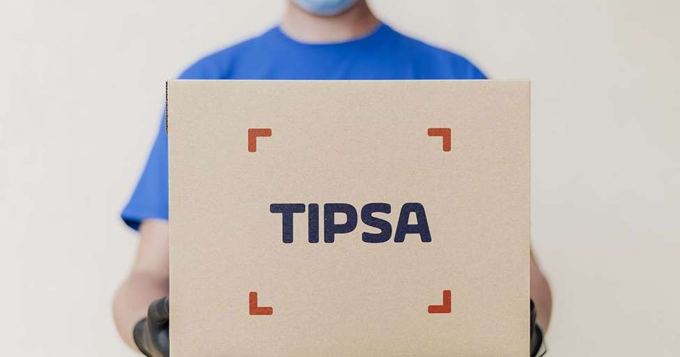 Un operario de Tipsa entrega envíos en el domicilio de un cliente.