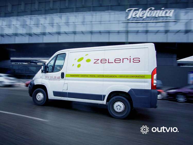 Furgoneta de envíos de la empresa de transporte Zeleris en reparto.