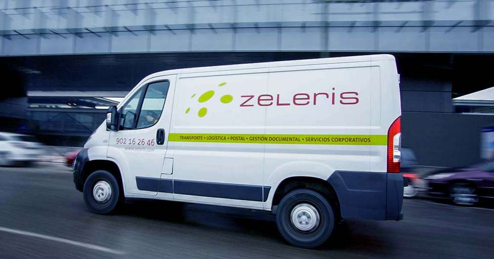 Furgoneta de envíos de la empresa de transporte Zeleris en reparto.