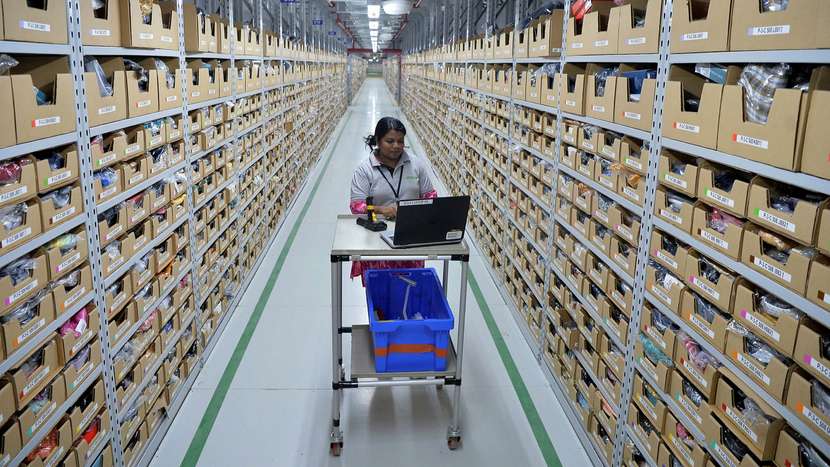 Mujer hace Kitting en un almacén