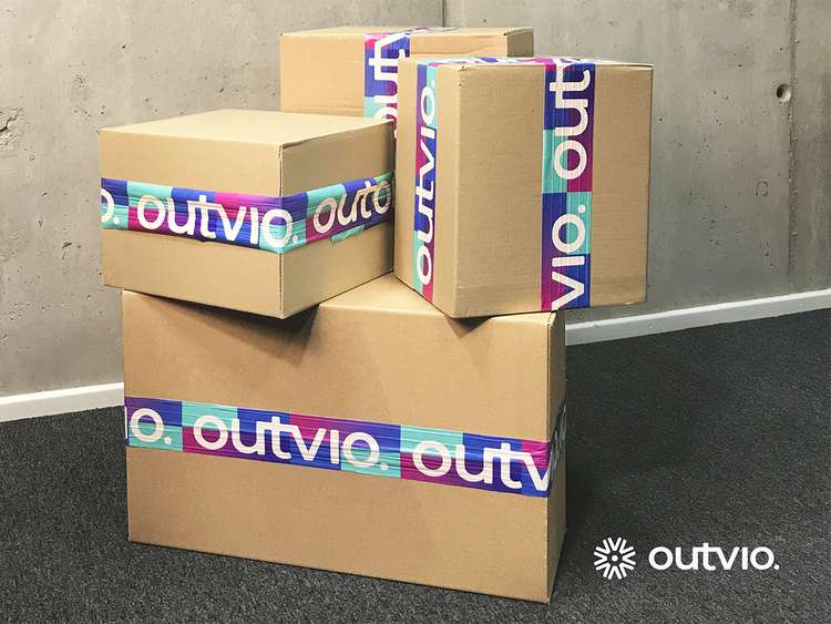 Operarios de un eCommerce realizan el embalaje de sus envíos.