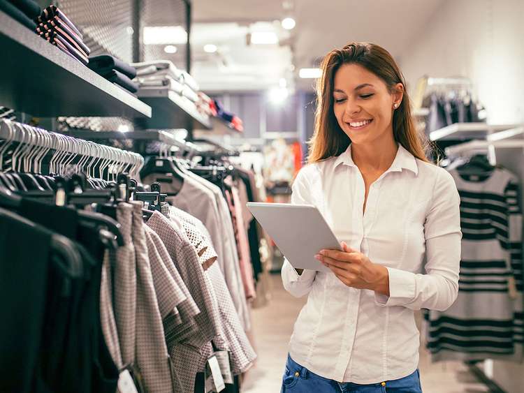 persona trabajando en un negocio de retail en españa