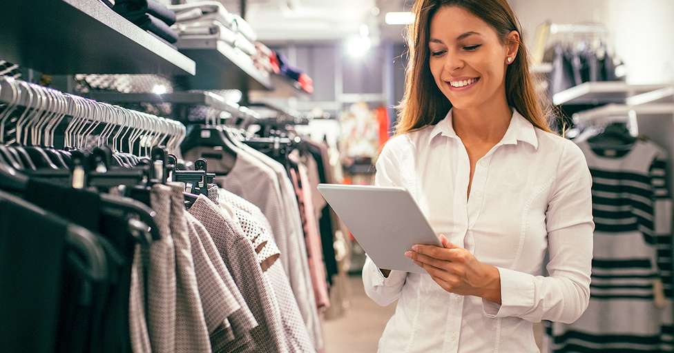 persona trabajando en un negocio de retail en españa