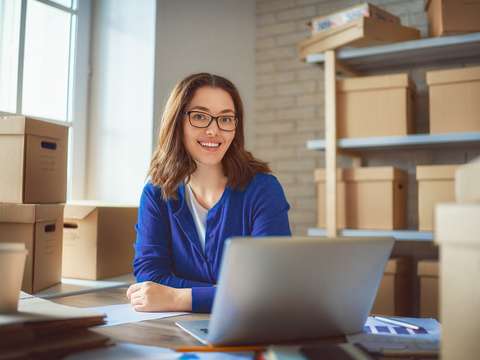 Trabajadora gestiona su inventario con un software SGA.