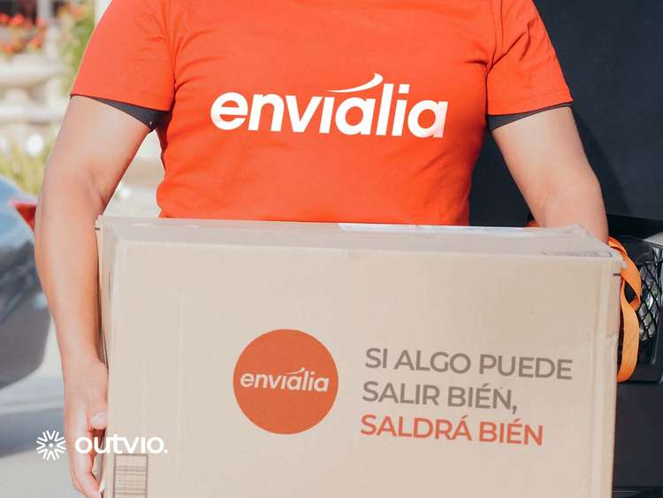 Estafeta a entregar encomenda Envialia