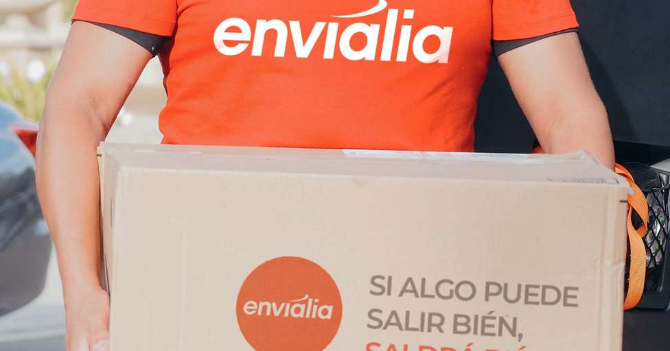 Estafeta a entregar encomenda Envialia