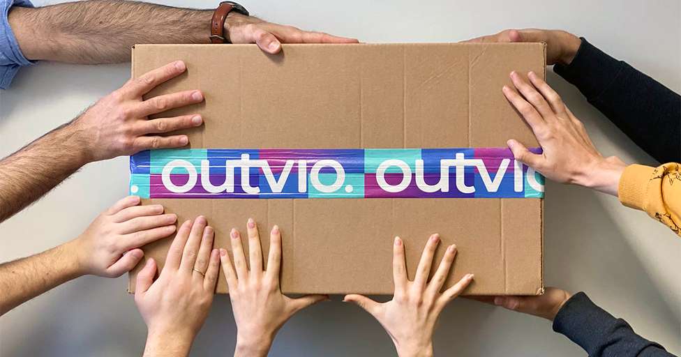 Outvio-Paket getragen von vielen Händen