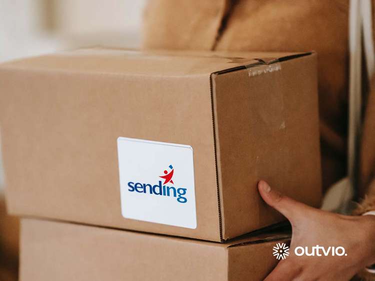 Funcionário da Sending prepara envios para lojas online.