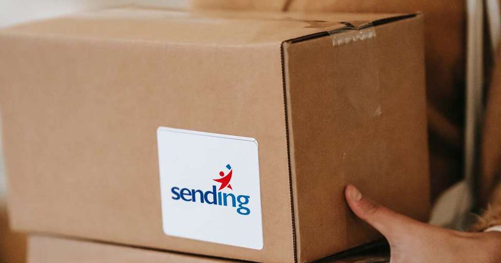 Funcionário da Sending prepara envios para lojas online.