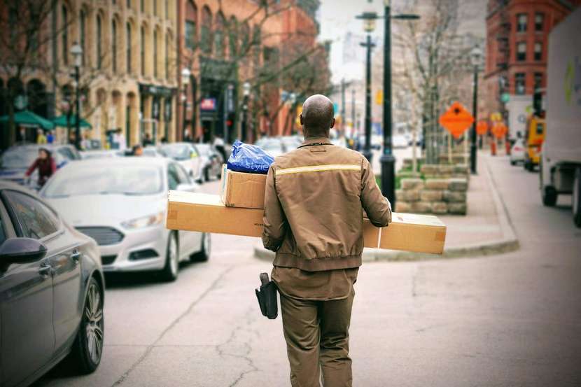 Transportadora a entregar uma encomenda