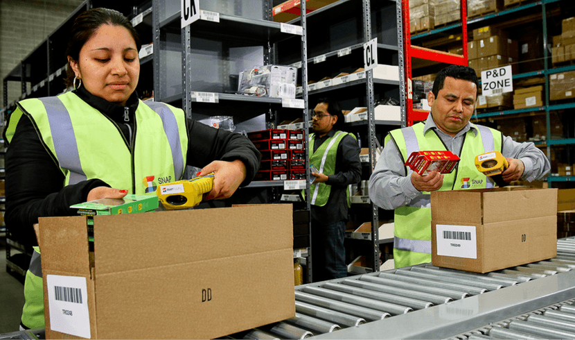 Operarios de packing verifican y etiquetan los productos de los pedidos.