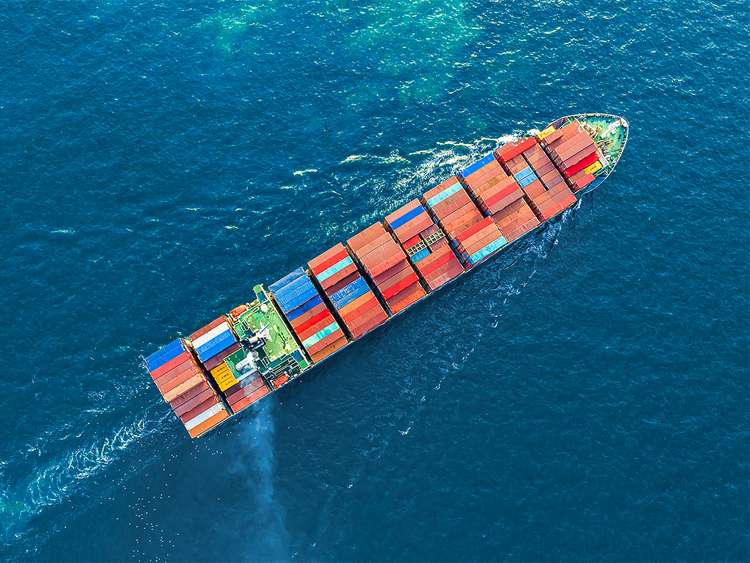 Das Containerschiff transportiert die Supply Chain von Tausenden von eCommerce