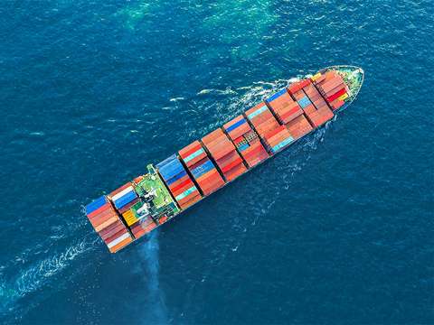 Barco contenedor realiza el transporte de la cadena de suministro o supply chain de miles de eCommerce. 