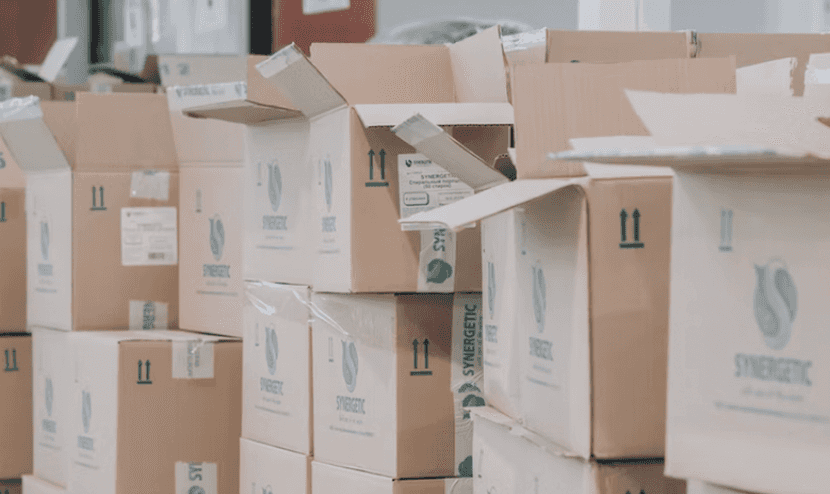 Cajas apiladas para la gestión de los pedidos en un eCommerce.
