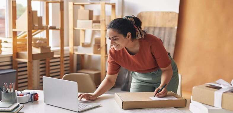 Mujer prepara el cambio de un producto de una tienda online
