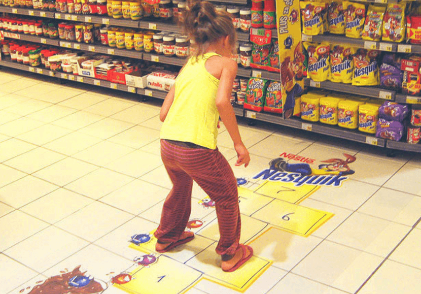 Estrategia de marketing experiencial de Nesquik en supermercados.