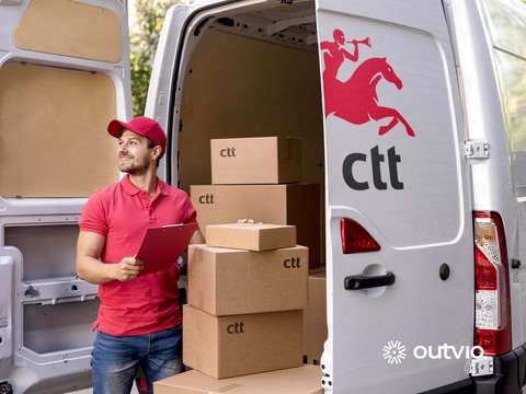 Furgoneta de envíos de CTT Express en reparto.