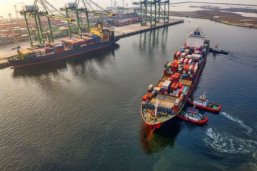 navio de carga com carregamentos sob incoterms fas fob cif e cfr