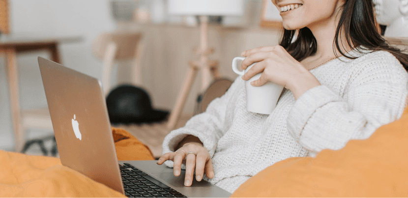 Mujer realiza compras de tendencia en su eCommerce favorito