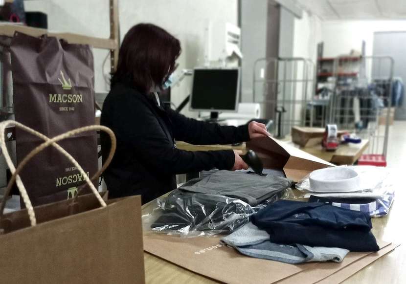 MUJER TRABAJANDO EN LOGISTICA MACSON ECOMMERCE DE MODA