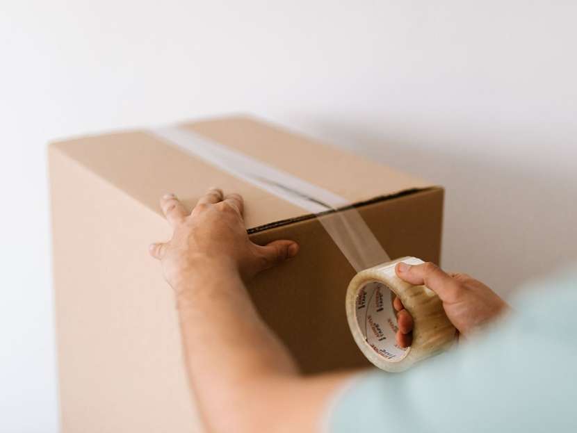Caja o embalaje de cartón.