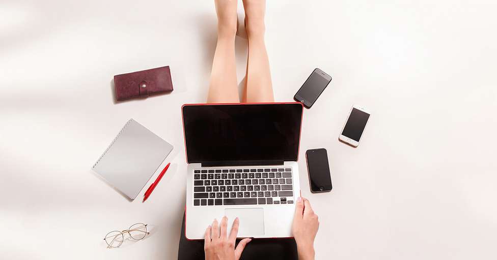 Mujer realiza marketing de contenidos en su ordenador portátil