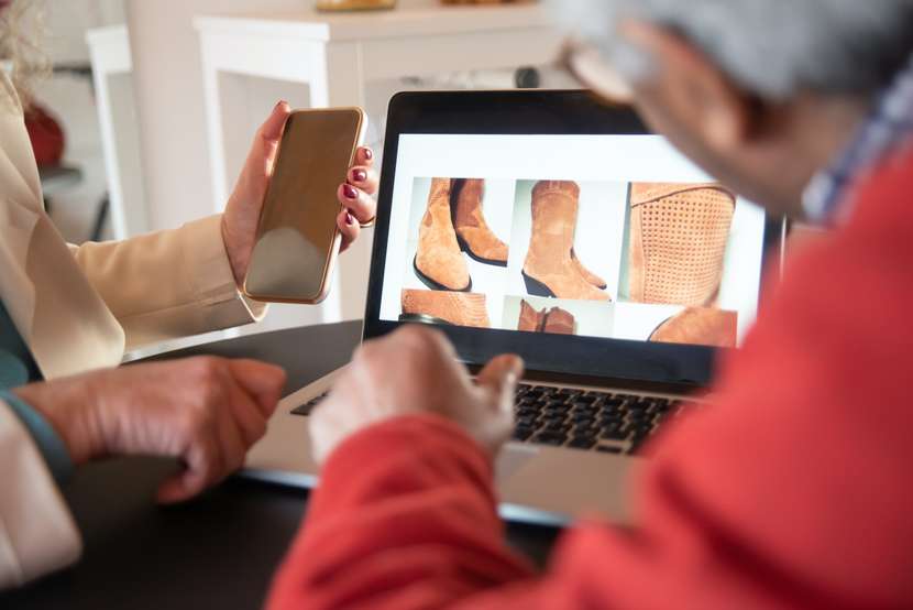 Dos clientes realizan compras en una experiencia omnicanal de una Headless Commerce.