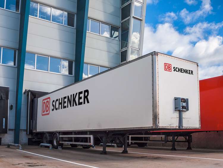 Envíos y paquetes de la empresa logística DB Schenker.